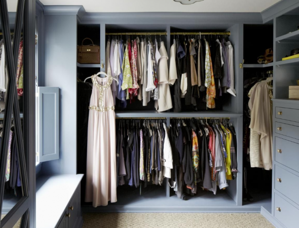 Lemari pakaian dengan aksen kain berpola floral untuk tampilan yang manis